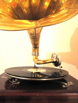 The photo of this phonograph was taken by Daniela Lenarcic of Klagenfurt, Austria.
